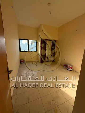 صالة واسعة 🔹 غرفة خادمة 🔹 3 حمامات 🔹 صيانة مجانية على المالك طوال فترة الإيجار 🔹 برج عائلات 🔹 موقع مميز قريب من المدارس والأسواق والمستشفيات 🔹