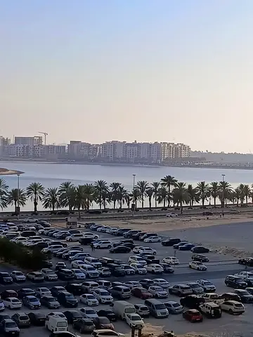للايجار السنوي في الشارقة كورنيش الخان شقة غرفتين وصالة اطلالة على بحيرة الخان غرفتين نوم صالة واسعة حمامين مطبخ تكييف مركزي ايجار45000 على 4 دفعات ت