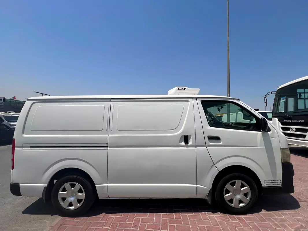 Toyota Hiace 2011 — photo 1 of 10