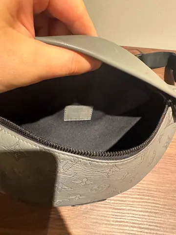 Louis Vuitton Discovery Bumbag Monogram Shadow Grey – Excellent Condition