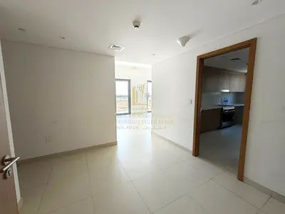 شقة فاخرة بثلاث غرف نوم + غرفة للخادمة | سكن على الواجهة البحرية