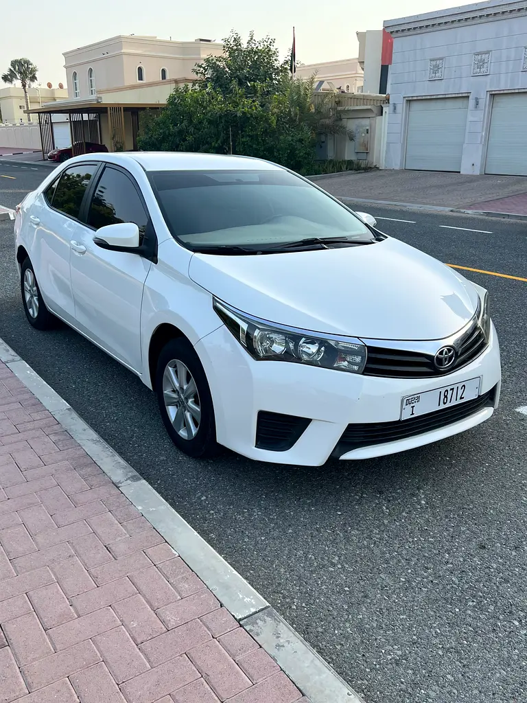 Toyota Corolla 2015 — photo 1 of 14