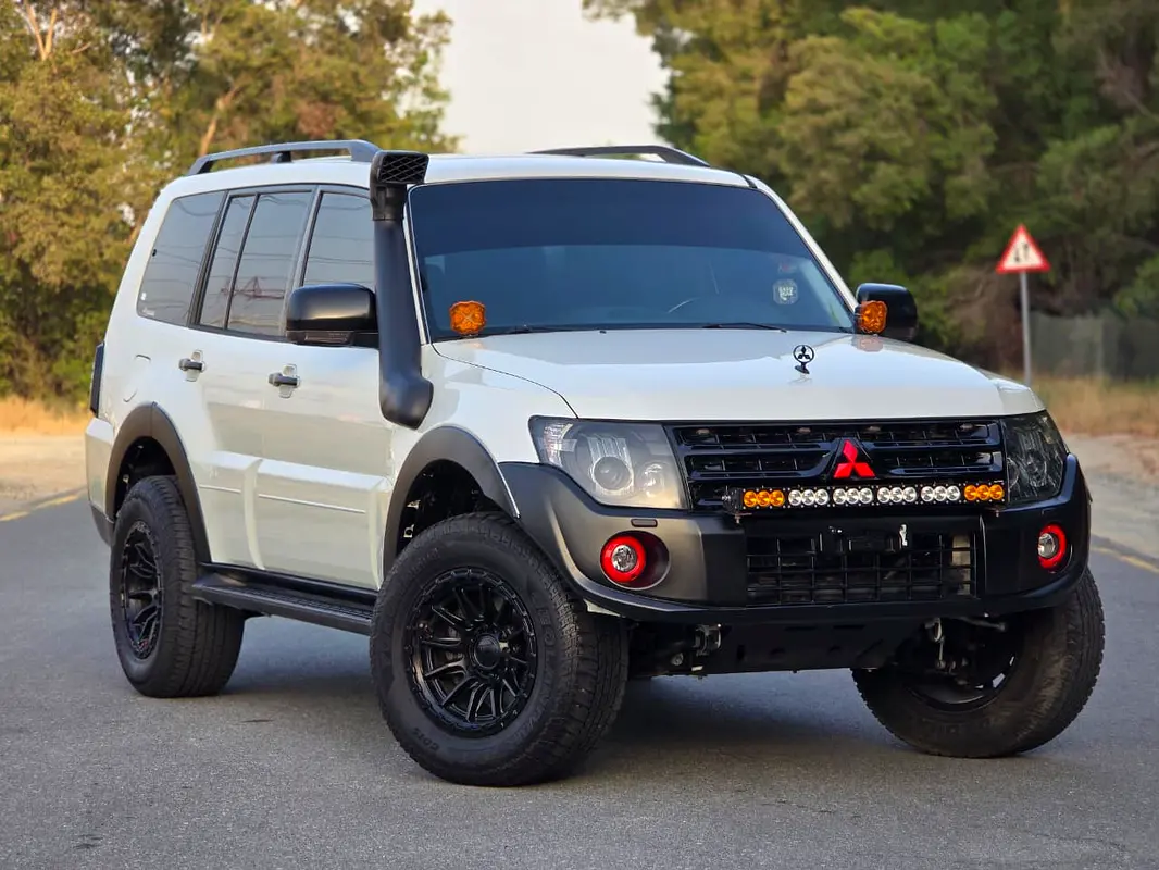 Mitsubishi Pajero 2011 — photo 1 of 20