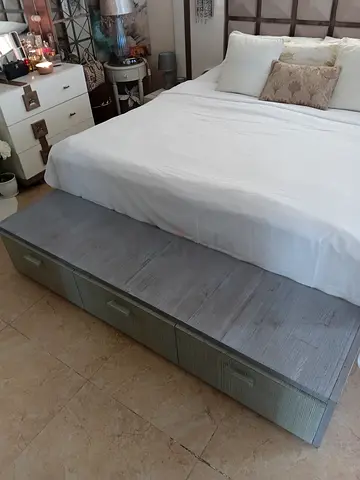 Solid Wood bench/cabinet with Built-in Drawers