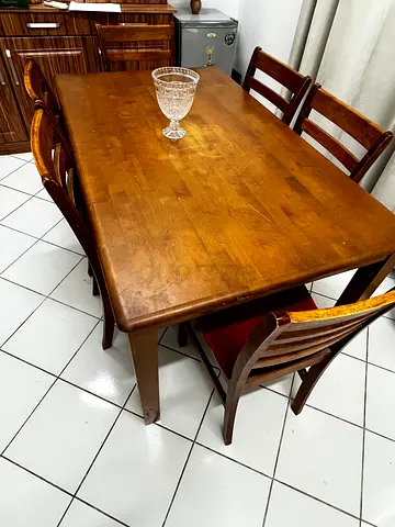 طاولة طعام مع الكراسي