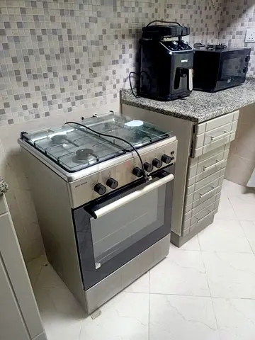Used freestanding gas oven with 4-burner hob — good working condition