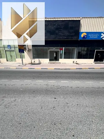Warehouse in Industrial Area 4, Sharjah, with fully equipped showrooms overlooking the main road. A prime warehouse directly on the main road, suitab