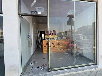 🏪 محل تجاري للإيجار في مويلح داخل بناية حديثة عمرها سنة، موقع مميز يناسب   مختلف الأنشطة  التجارية ، الإيجار  40,000  درهم  سنويًا  مع  شهرين مجانًا.