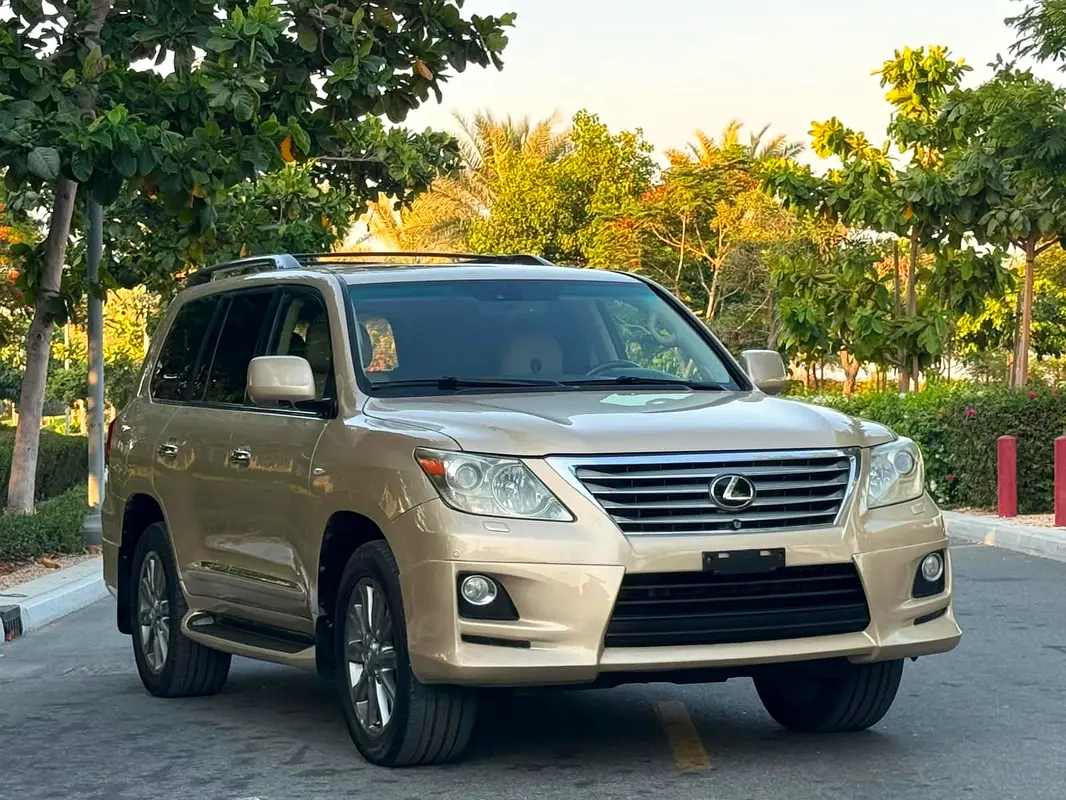 Lexus LX-Series 2011 — photo 1 of 10
