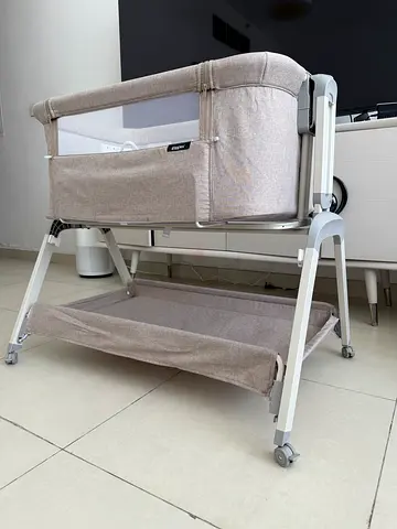 Giggles Beige bedside bassinet /like new condition. Plus Baby mattress for free