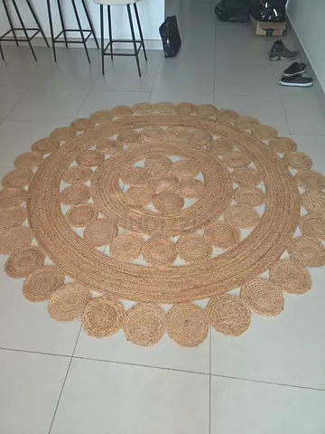 Round Jute Rug with Scalloped Design