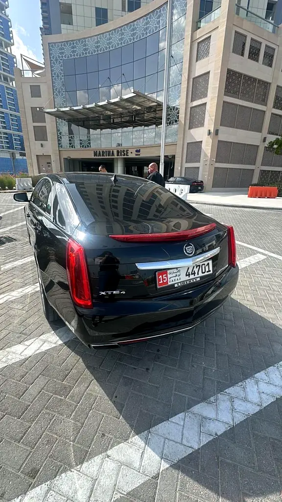 Cadillac XTS 2015 — photo 1 of 4