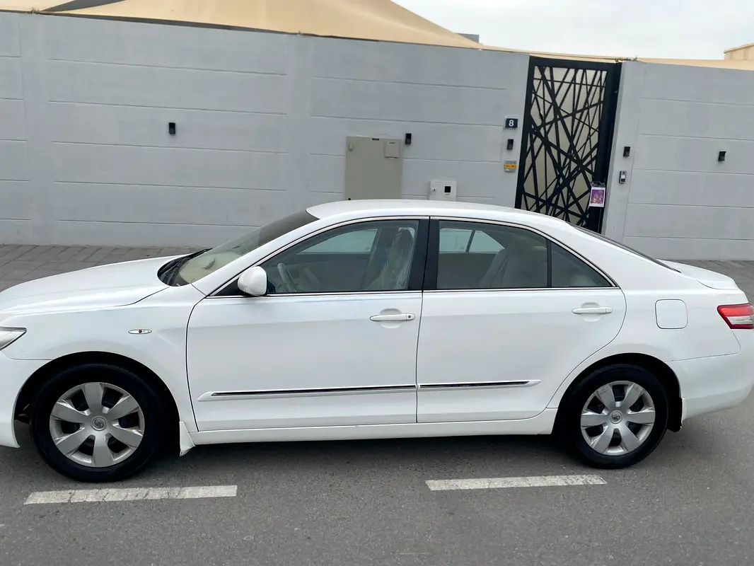 Toyota Camry 2008 — photo 1 of 8