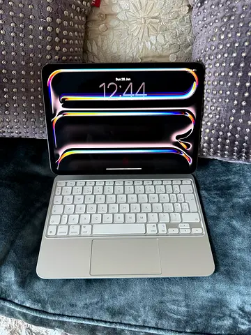 iPad Pro M4 11 256GB Wi-Fi with Apple Magic Keyboard