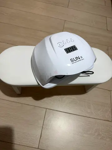 Nail UV lamp and hand rest table