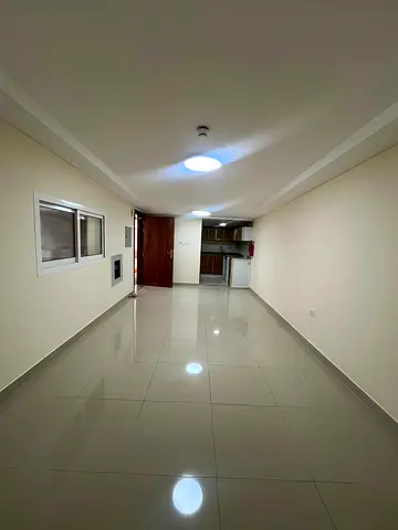 استوديو أرضي بمساحة كبيرة جدًا أول ساكن في بناية جديدة بالجرف 3 خلف السوق الصيني | مطبخ منفصل | مباشر من المالك | 4 دفعات | موقع استراتيجي قريب من جمي