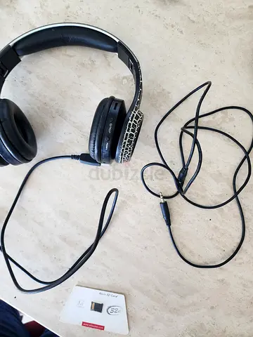 Over-ear headphones. Bluetooth and cable. Fm radio