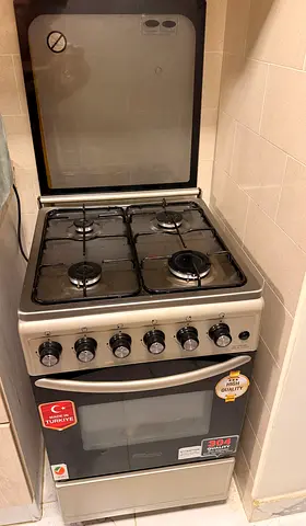4-burner freestanding gas cooker (stove) with oven — excellent condition