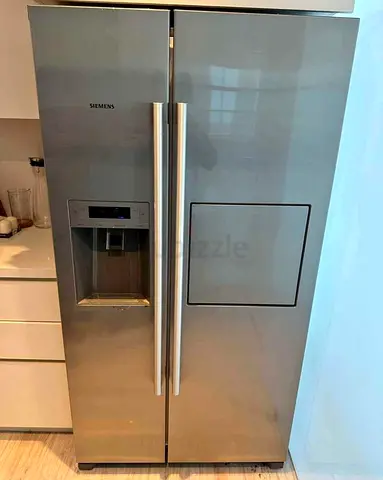 Siemens side by side Refrigerator with water dispenser and ice maker and mine Door Same like new