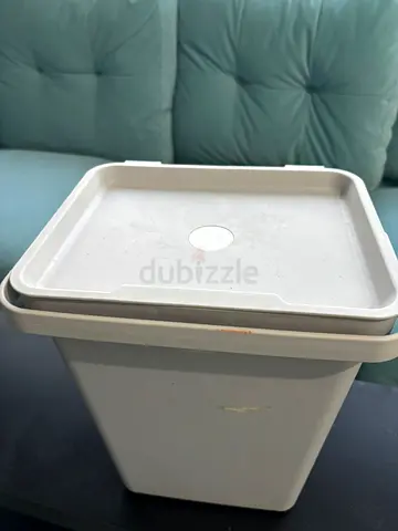 Only 20 AED White plastic garbage bucket with lid - good condition