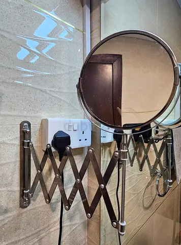 Wall-mounted extendable bathroom vanity mirror (double-sided)