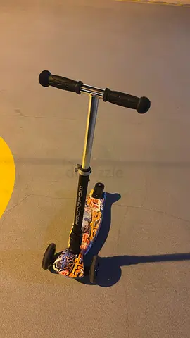 Kids three-wheel scooter, adjustable handle, good condition