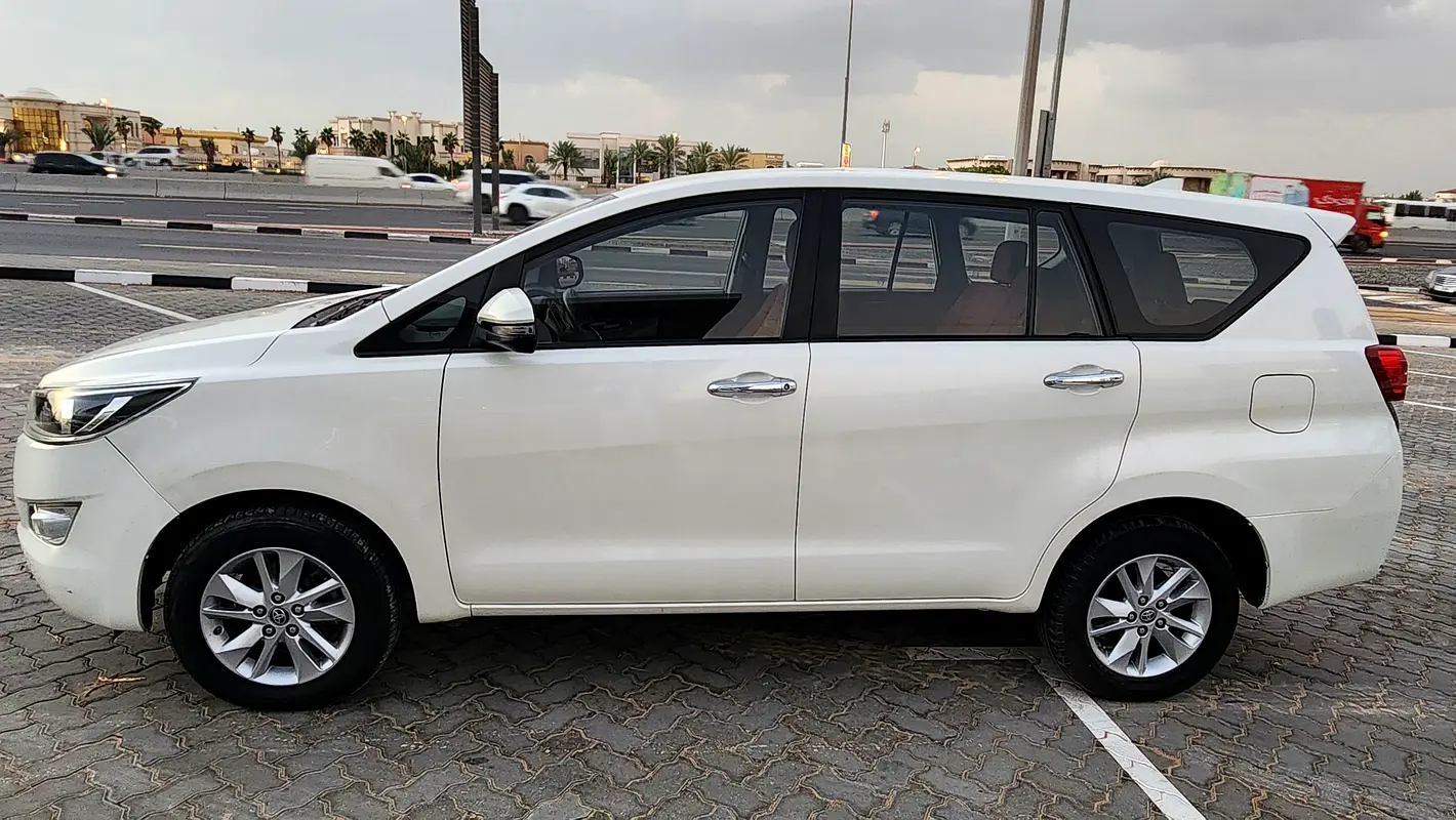 Toyota Innova 2019 — photo 1 of 16