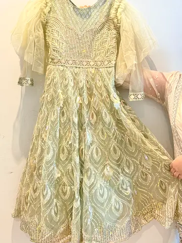 Embellished pista Gold fancy gown girlsDress (Like New) age 5-8 yrs