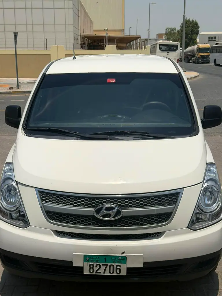 Hyundai H1 2012 — photo 1 of 10
