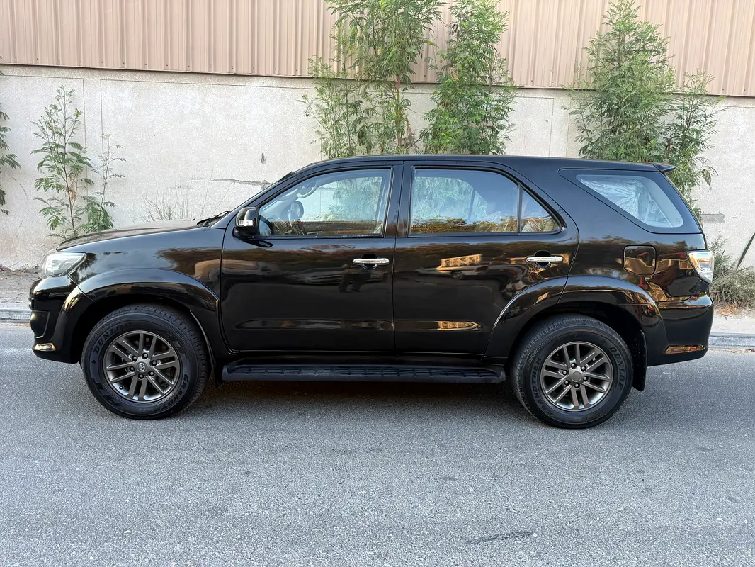 Toyota Fortuner 2015 — photo 1 of 6