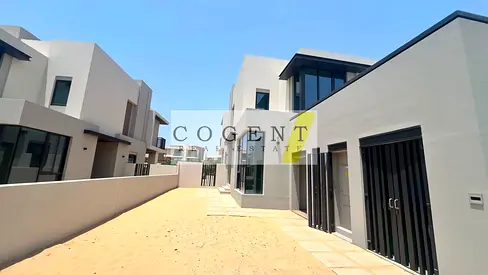 Large Corner Plot | Single Row | Close to Pool