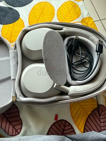 Sony XM5-1000 Light grey over-ear wireless headphones with hard case and charging cable