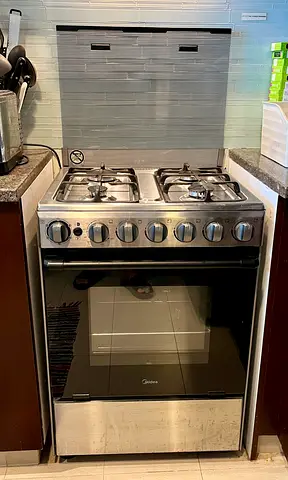 Midea 4-burner Gas Cooker with Oven - Good Working Condition