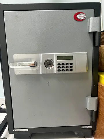 Medium-sized electronic safe with digital keypad and keylock