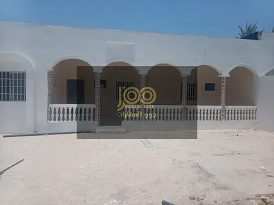 متاح للإيجار السنوي – فيلا 5 غرف في منطقة الرأس، أم القيوين فرصة مميزة لاستئجار فيلا واسعة في منطقة الرأس بأم القيوين، مناسبة للعائلات الكبيرة الباحث