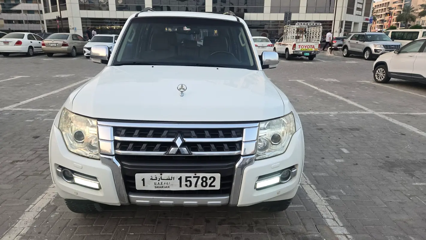 Mitsubishi Pajero 2015 — photo 1 of 16
