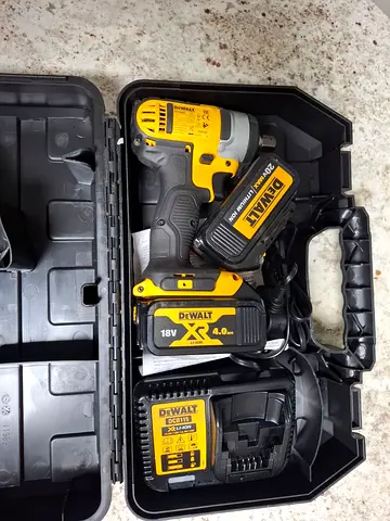 DeWalt 20 V XR Cordless Impact Driver with 2 x 4.0Ah Batteries Charger