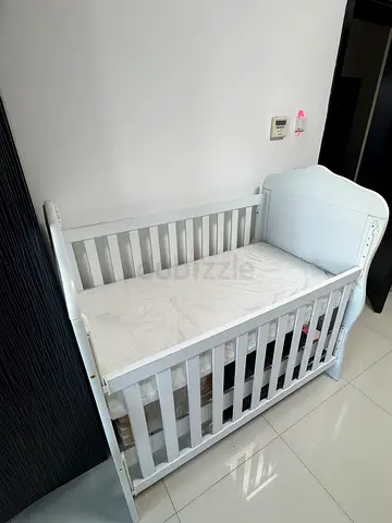 White wooden baby crib with mattress — good condition