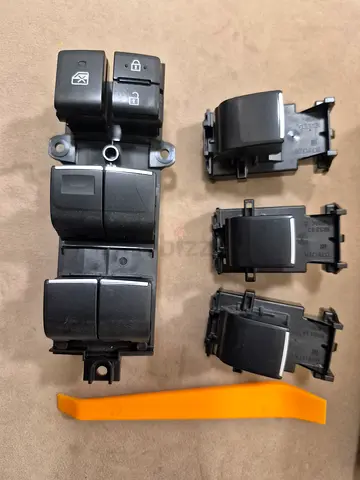 Original Toyota RAV4 2020 Window
Switch Panel Set (Like New)
2
2020 Toyota RAV4 Power Window
Switche