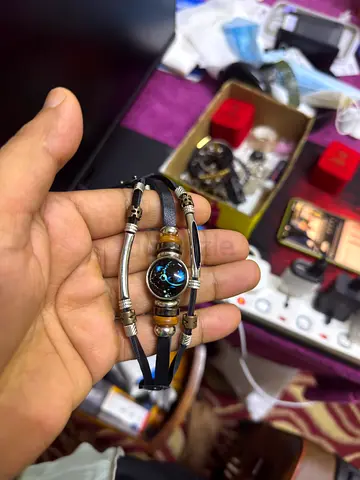 Vintage-style mens leather bracelet watch — working