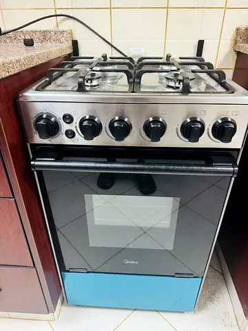 MIDEA 4 BURNER COOKING RANGE IN EXCELLENT CONDITION