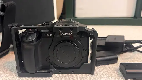 Panasonic Lumix GH5 4K + SmallRig Cage + 2 Batteries + Charger + Case