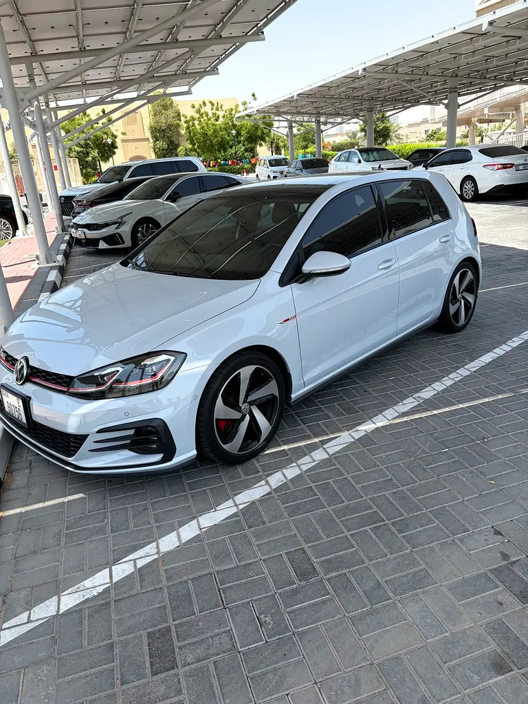 Volkswagen Golf GTI 2018 — photo 1 of 9