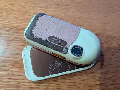 Old Nokia clamshell phone (2 MP) - for parts or repair