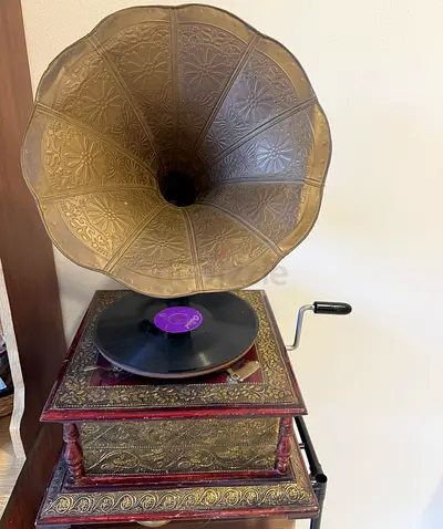 Antique decorative gramophone in excellent condition. Elegant vintage design, perfect for home décor