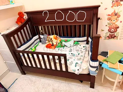 Convertible baby bed into toddler crib