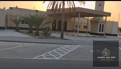 أرض سكنية فلل زاوية للبيع في الحميدية 2 عجمان – تملك مواطنين (حاملي جواز عجمان فقط)، زاوية على شارعين، موقع مميز قريب من المسجد والخدمات، فرصة استثمار