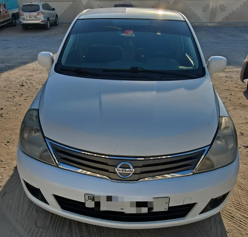 Nissan Tiida 2011 — photo 1 of 11