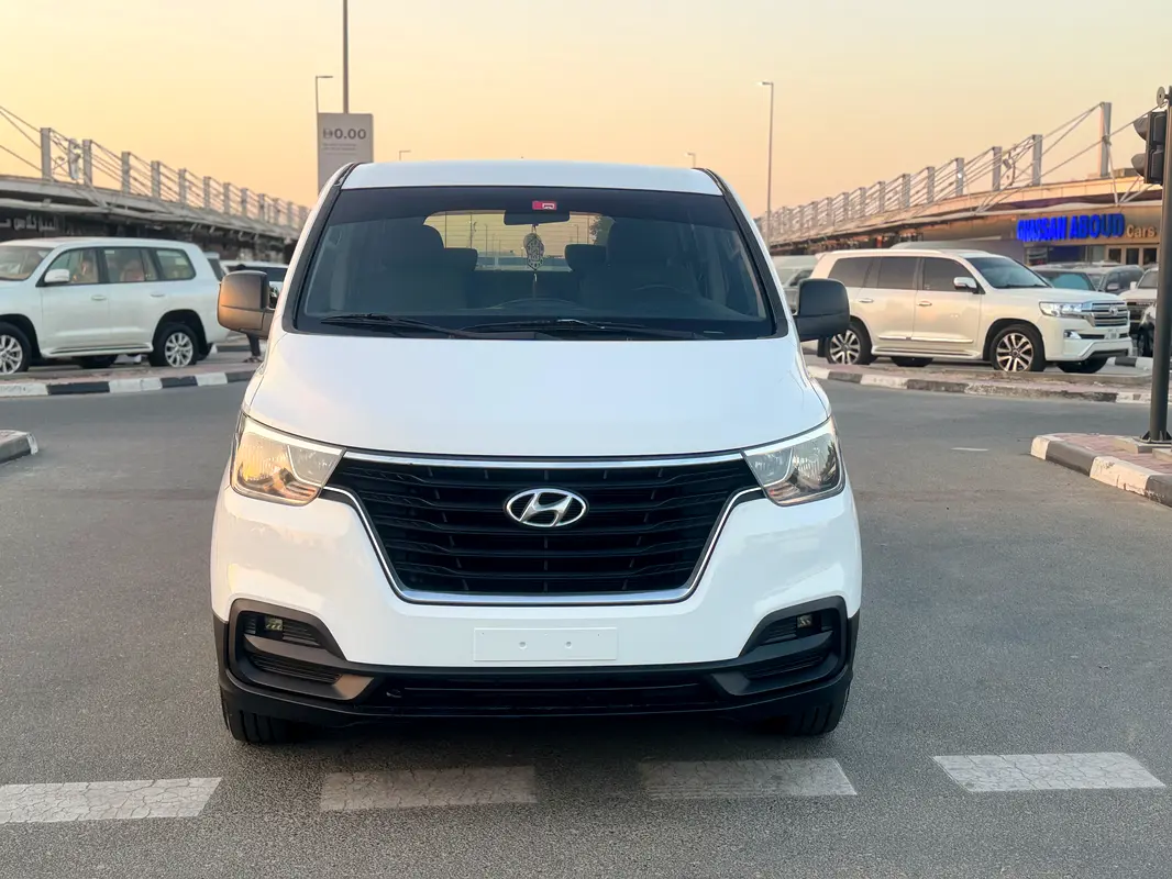 Hyundai H1 2019 — photo 1 of 6