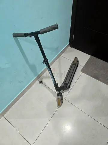 Used two-wheel kick scooter - foldable, good condition 1-2 years old little waer and tear